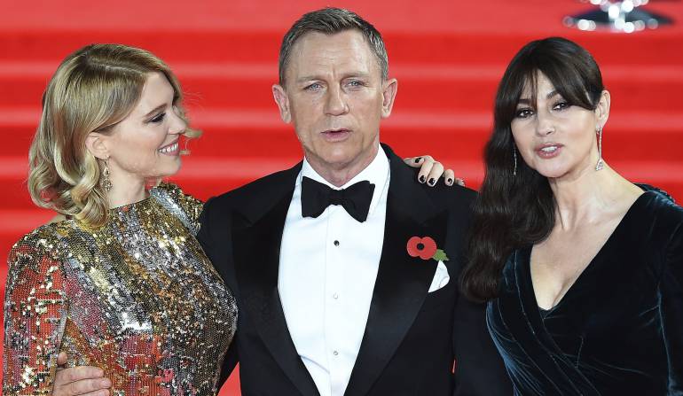 Daniel Craig posa con la actriz italiana Monica Bellucci y la francesa Lea Seydoux, en el mundial de la nueva aventura de James Bond, "Spectre".