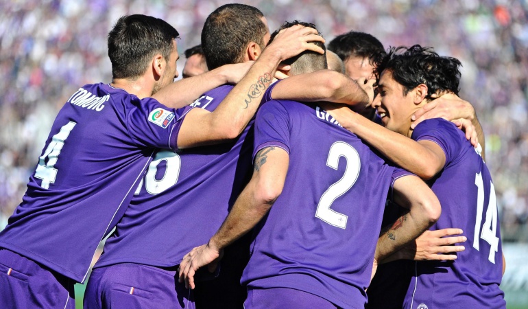 Fiorentina alcanza el liderato del Calcio tras arrollar al Frosinone