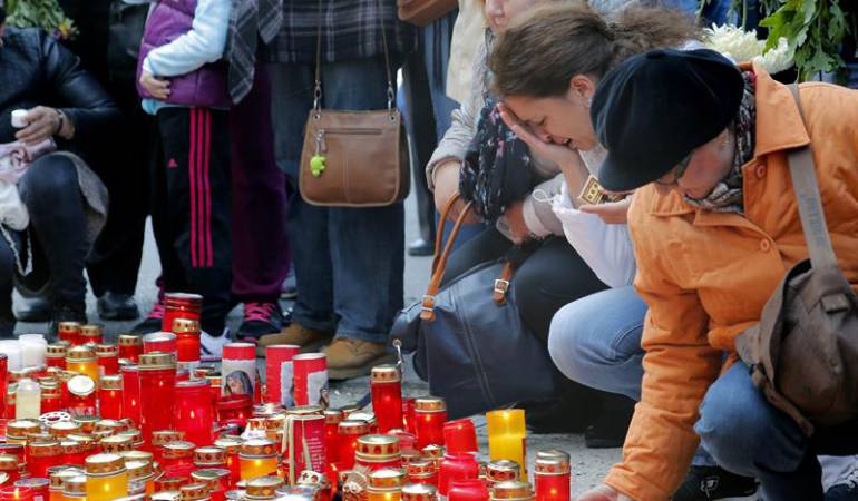 Rumanos lamentan la pérdida de sus seres queridos en bar de Rumania.