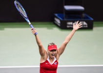 Sharapova gana a Kvitova y sitúa a Rusia a un punto del título