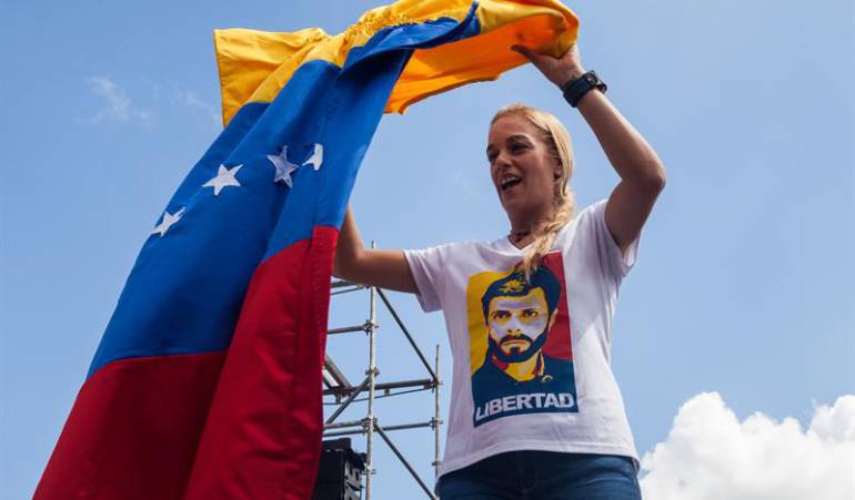 Tintori y otras mujeres de la oposición venezolan protestan en el vaticano: Lilian Tintori, Antonieta Mendoza y Mitzy Ledezma se encadenan en el Vaticano