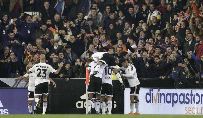 Sobre el final Valencia rescató un punto ante el Barcelona, igualaron 1-1