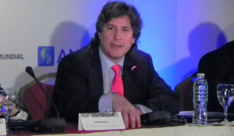 Justicia prohíbe a exvicepresidente argentino salir del país sin autorización