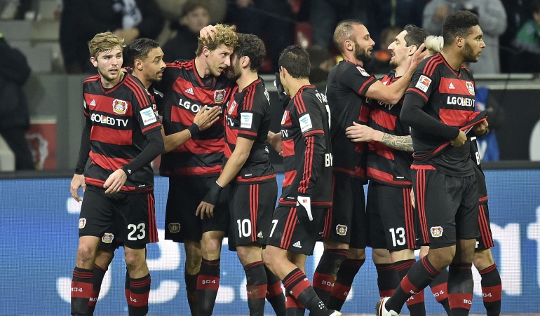 Chicharito propicia la goleada del Leverkusen ante el Monchengladbach