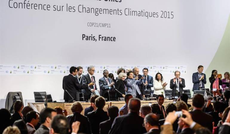 Representantes de los países celebran acuerdo climático.