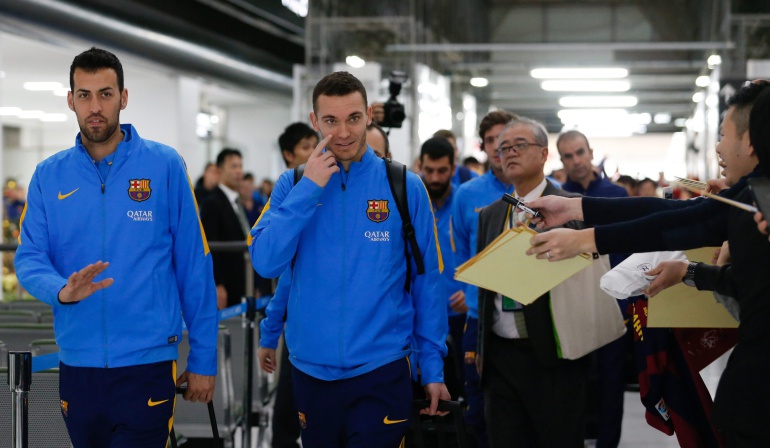 Miles de aficionados recibieron al Barcelona a su llegada a Japón