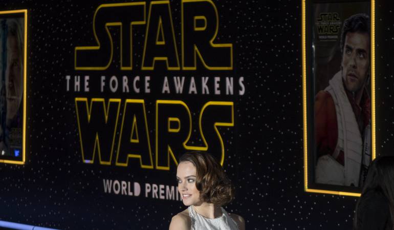 La actriz británica Daisy Ridley posa a su llegada al estreno de "Star Wars: El Despertar de la Fuerza" en Hollywood.
