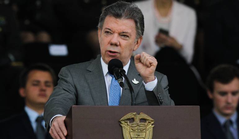 Santos decreta suspensión de porte de armas para Navidad y Fin de Año