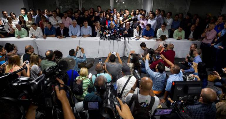 Parlamento chavista sesiona por última vez; y parlamento paralelo, por primera vez