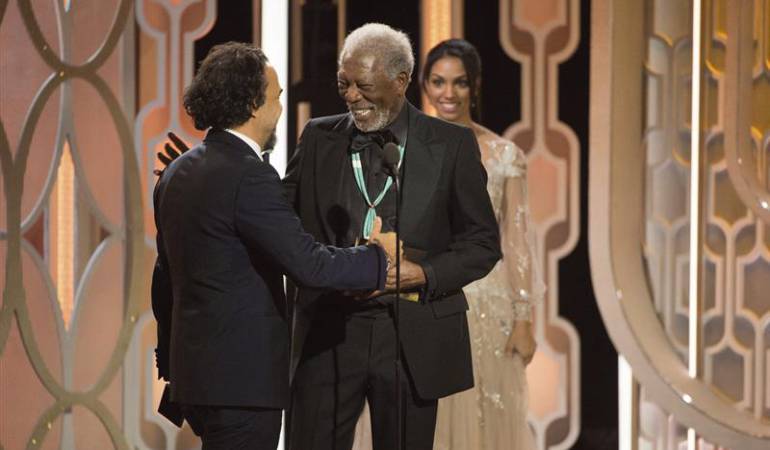 El director mexicano Alejandro González Iñárritu recibe el premio al mejor director por "The Revenant" de manos del actor Morgan Freeman