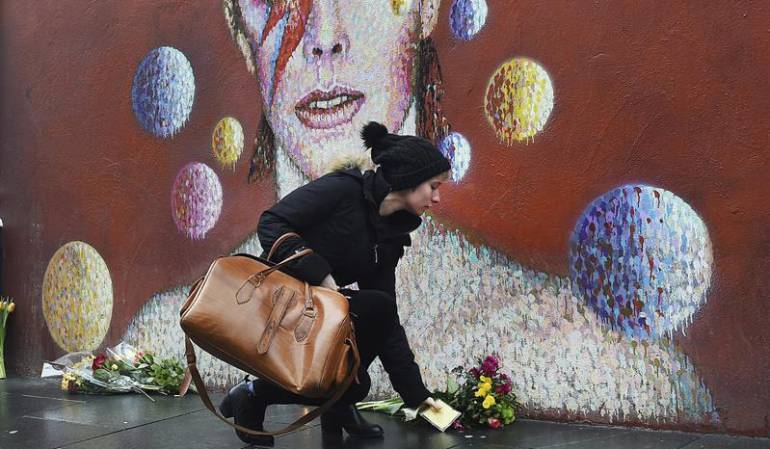 Admiradores de Bowie dejan ofrendas junto a su mural en Londres