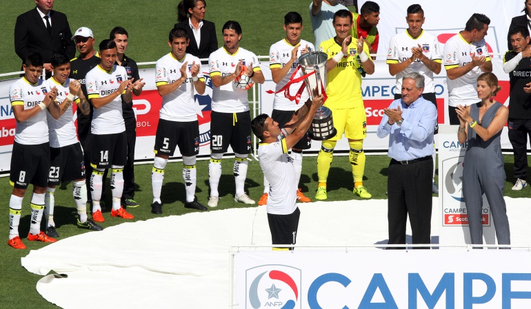 Colo Colo recibió la copa de campeón 40 días después: Colo Colo recibió la copa de campeón chileno 40 días después