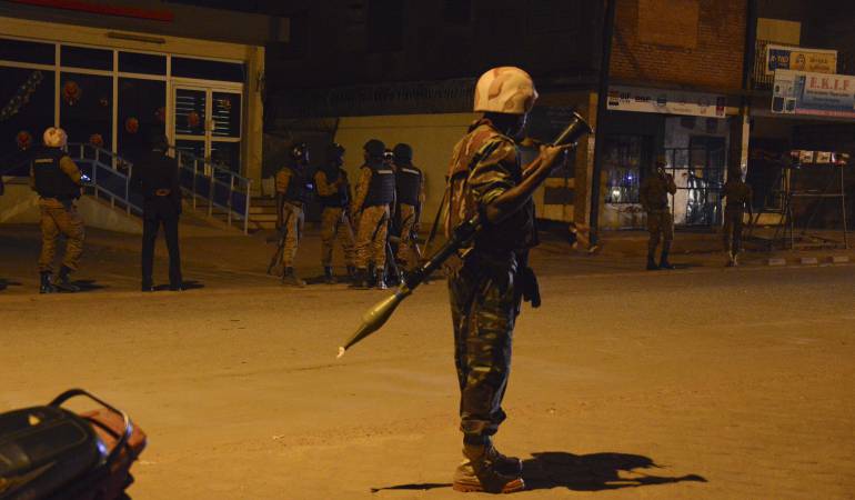 Toma de rehenes de Al Qaeda en Burkina Faso deja 20 muertos