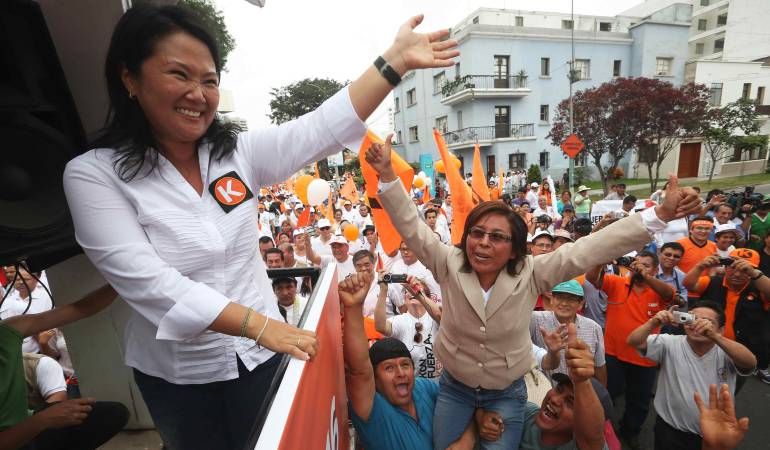 La líder del partido Fuerza Popular, Keiko Fujimori, saluda a sus simpatizantes a la llegada al local del Jurado Electoral Especial en Lima.