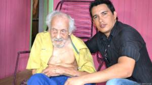 Alexandre Santana del Instituto Nacional del Seguro Social de Brasil con Don João. La entrada de su colega Kennedy Alfonso en Facebook generó cobertura a nivel internacional. Alexandre Santana del Instituto Nacional del Seguro Social de Brasil con Don João. La entrada de su colega Kennedy Alfonso en Facebook generó cobertura a nivel internacional.
