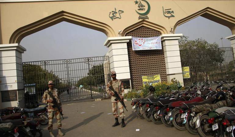 Terroristas asesinan decenas de estudiantes en universidad de Pakistán