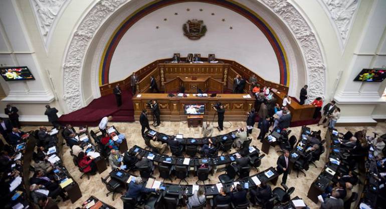 Asambleas chavistas aprueban la emergencia económica rechazada por Parlamento