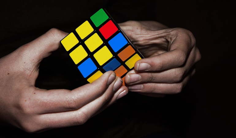 robot resuelve el cubo de Rubik en un segundo: Superen esto genios, desarrollan robot que resuelve el cubo de Rubik en un segundo