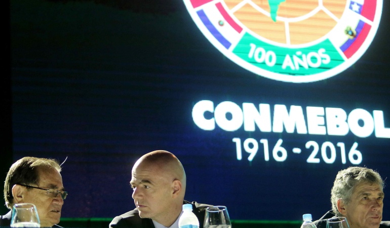 Carlos Antonio Nunes (i)l, Gianni Infantino (c) y Ángel Villar (d)