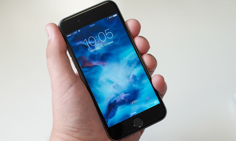 Apple trabaja en baterías inalámbricas: Apple planea incluir a sus dispositivos una batería 100 por ciento inalámbrica