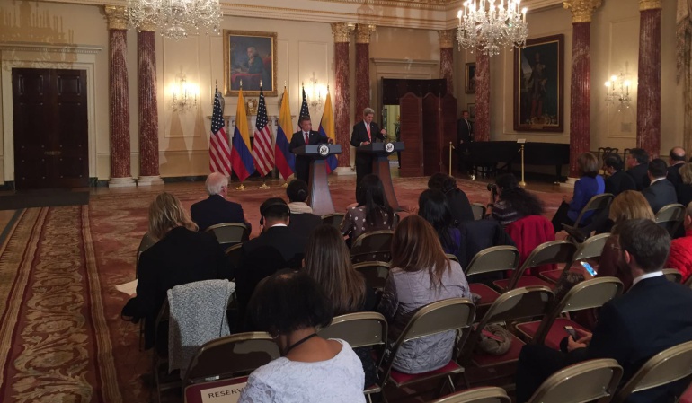 Kerry pide a Santos una "justicia significativa" por crímenes de guerra
