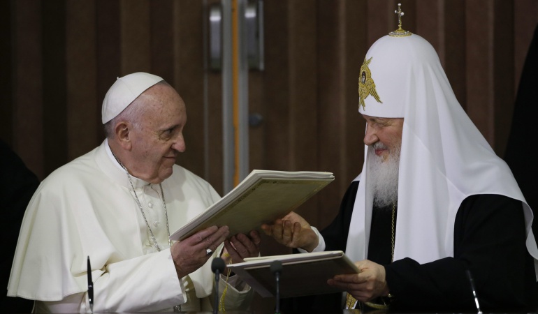 El papa Francisco y el patriarca ortodoxo ruso Kiril (d) intercambian una declaración firmada por ambos hoy, viernes 12 de febrero de 2016, en el aeropuerto José Martí de La Habana (Cuba).