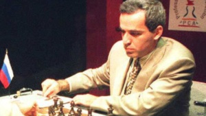 En 2002 Garry Kasparov, considerado por muchos como el mejor jugador de ajedrez de la historia, fue vencido por primera vez por una mujer: Judit Polgár. En 2002 Garry Kasparov, considerado por muchos como el mejor jugador de ajedrez de la historia, fue vencido por primera vez por una mujer: Judit Polgár.