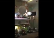 Madre es consolada presuntamente por el fantasma de su hijo