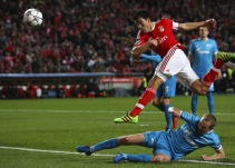 Jonas da la victoria al Benfica sobre el Zenit en el último suspiro del juego