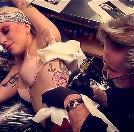 Lady Gaga: tributo y tatuaje a David Bowie y su alter ego Ziggy Stardust: Lady Gaga, tributo y nuevo tatuaje en honor a David Bowie Lady Gaga: tributo y tatuaje a David Bowie y su alter ego Ziggy Stardust: Lady Gaga, tributo y nuevo tatuaje en honor a David Bowie