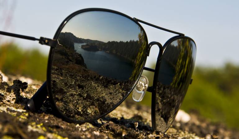 Peligros de usar gafas de sol de la calle: Por qué las gafas de sol baratas pueden ser un mal negocio para la vista