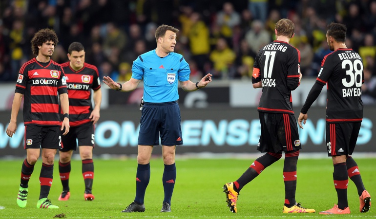 Dortmund derrotó 0-1 al Leverkusen, en un juego donde el árbitro fue noticia