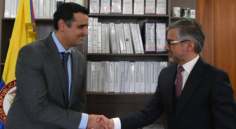 Luis Manuel Neira, secretario General del ministerio de Defensa y Andrés Perdomo, vicepresidente de Fondos del ICETEX