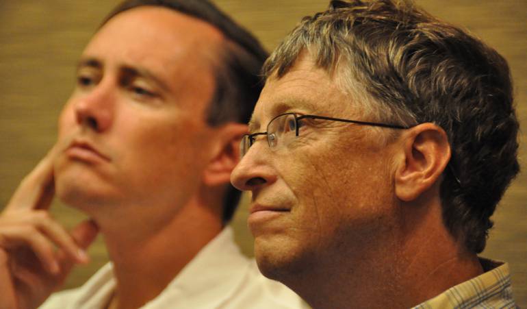 Apple se niega a desbloquear celular de uno de los autores de masacre en San Bernardino: Bill Gates respalda al FBI en disputa con Apple
