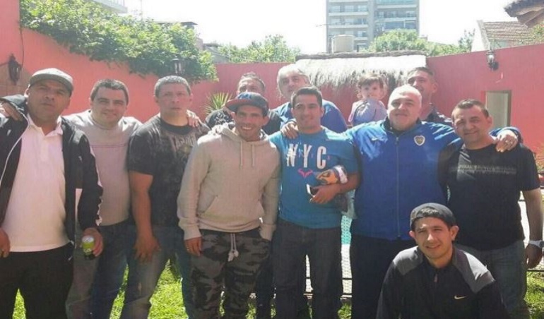 Carlos Tévez fotos con hinchas violentos de Boca Juniors: Polémica en Argentina por fotos de Tévez con hinchas violentos de Boca