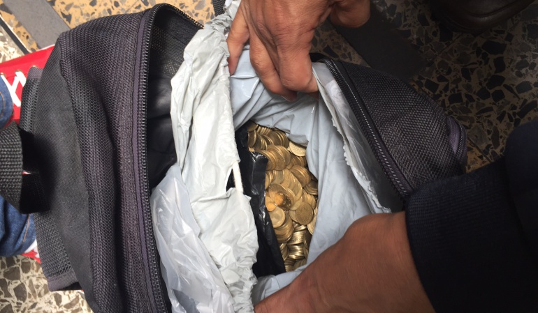 Vendedores ambulantes: A vendedor ambulante le pagaron un millón de pesos con monedas de 100 y 50