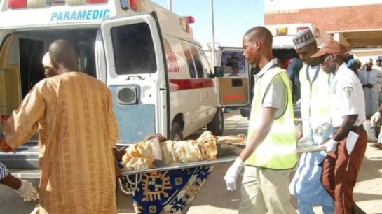 Paramédicos nigerianos transportan a víctimas de un ataque de Boko Haram en el campo de refugiados de Dikwa. Paramédicos nigerianos transportan a víctimas de un ataque de Boko Haram en el campo de refugiados de Dikwa.