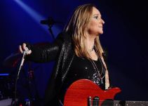 La historia de la cantante que rechazó tener un hijo de Brad Pitt
