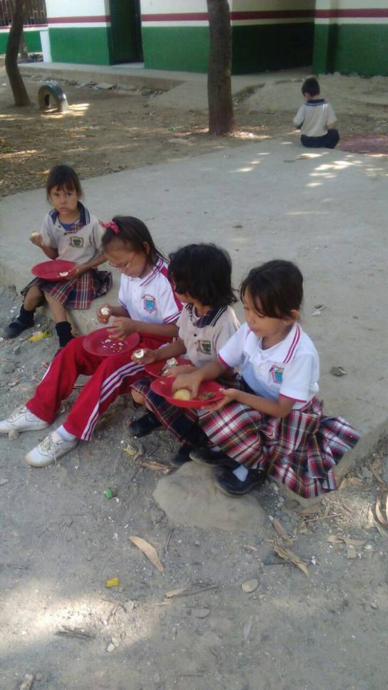 Estudiantes de Aguachica, Cesar, desayunan huevo con mango: Contraloría Estudiantes de Aguachica, Cesar, desayunan huevo con mango: Contraloría