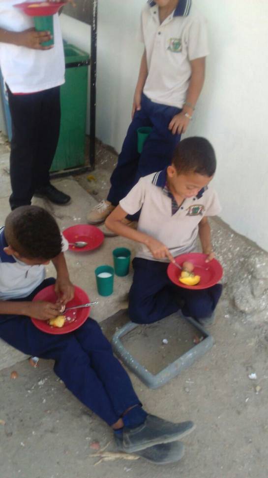 Estudiantes de Aguachica, Cesar, desayunan huevo con mango: Contraloría Estudiantes de Aguachica, Cesar, desayunan huevo con mango: Contraloría