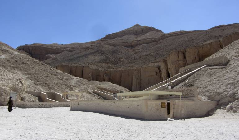 Egipto alarga una vez más el misterio en torno a la tumba de Tutankamón