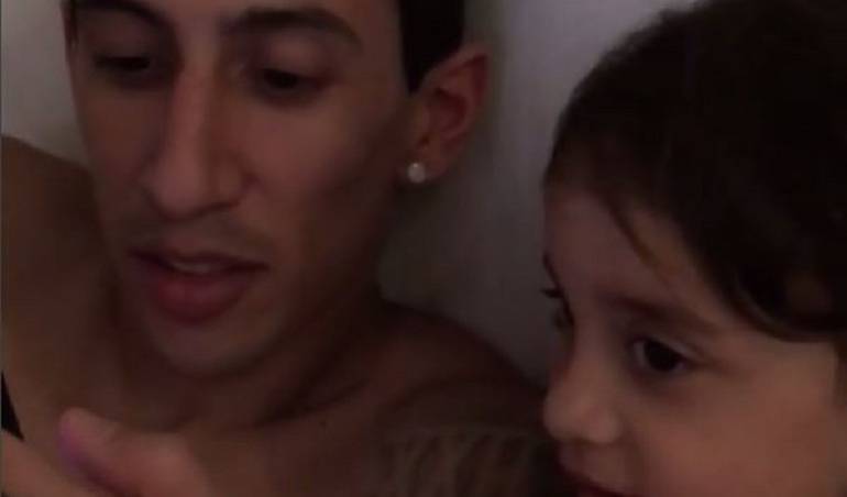 Di María enseña francés a su hija: Ángel Di María le enseña francés a su hija