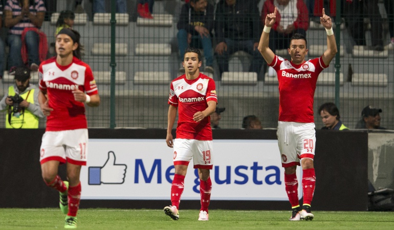 Fernando Uribe (D), delantero colombiano