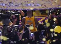 Bryant se despide con 60 puntos y los Warriors baten marca con 73 triunfos