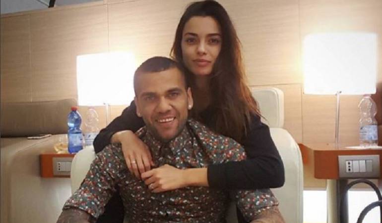 Video de Dani Alves disfrazado de mujer: La particular voz de aliento de Dani Alves que indignó a los hinchas del Barcelona