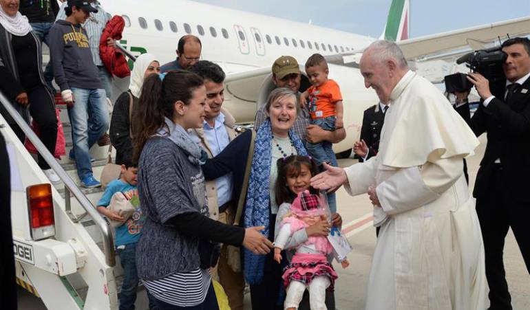 Papa reclama responsabilidad al mundo y se lleva a Roma a doce refugiados