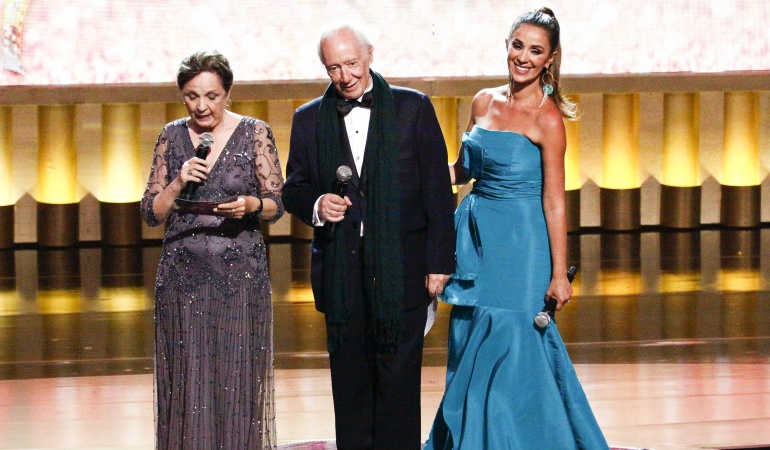 Premios TVyNovelas: Amparo Grisales da respiración boca a boca a Carlos Vives, ganadores y más momentos: Reencuentros, actuaciones y acidez: lo rescatable de los Premios TVyNovelas 2016