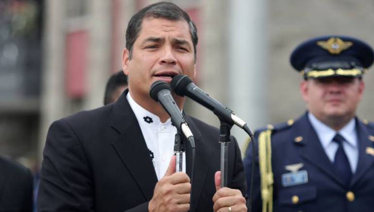 Correa decreta 8 días de luto por los muertos del terremoto en Ecuador