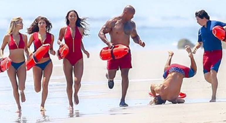 Caída de Zac Efron: Zac Efron sufre una caída grabando 'Baywatch' y se vuelve viral