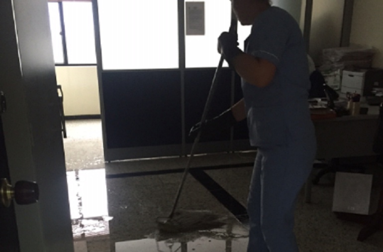 Inundación en los juzgados de Paloquemao: Inundación en los juzgados de Paloquemao por fuerte aguacero en Bogotá